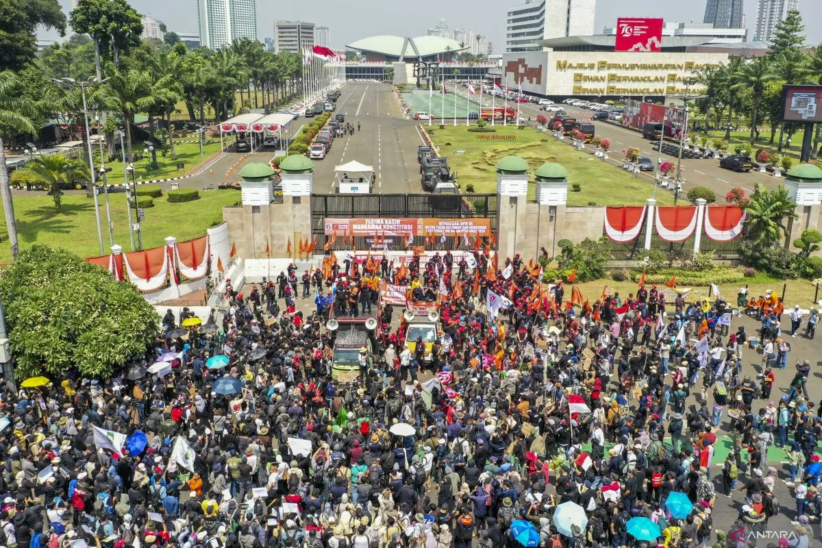 Warga Indonesia berunjuk rasa menolak amandemen UU